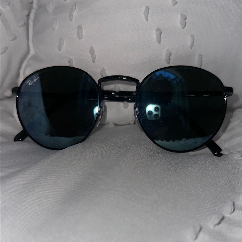Ray-Ban Black Minimalist Round Sunglasses